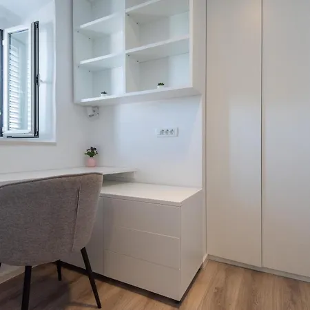 Gravosa Stone House アパート